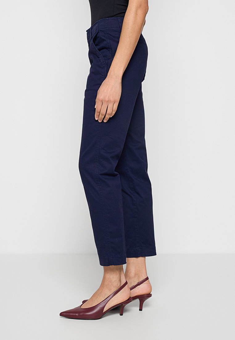 GAP DOWNTOWN KHAKI