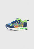 Blaue und grüne Sneaker mit Klettverschluss, seitlich mit einer Grafik von Cartoonfiguren und einer leuchtenden Sohle mit grünen Akzenten.