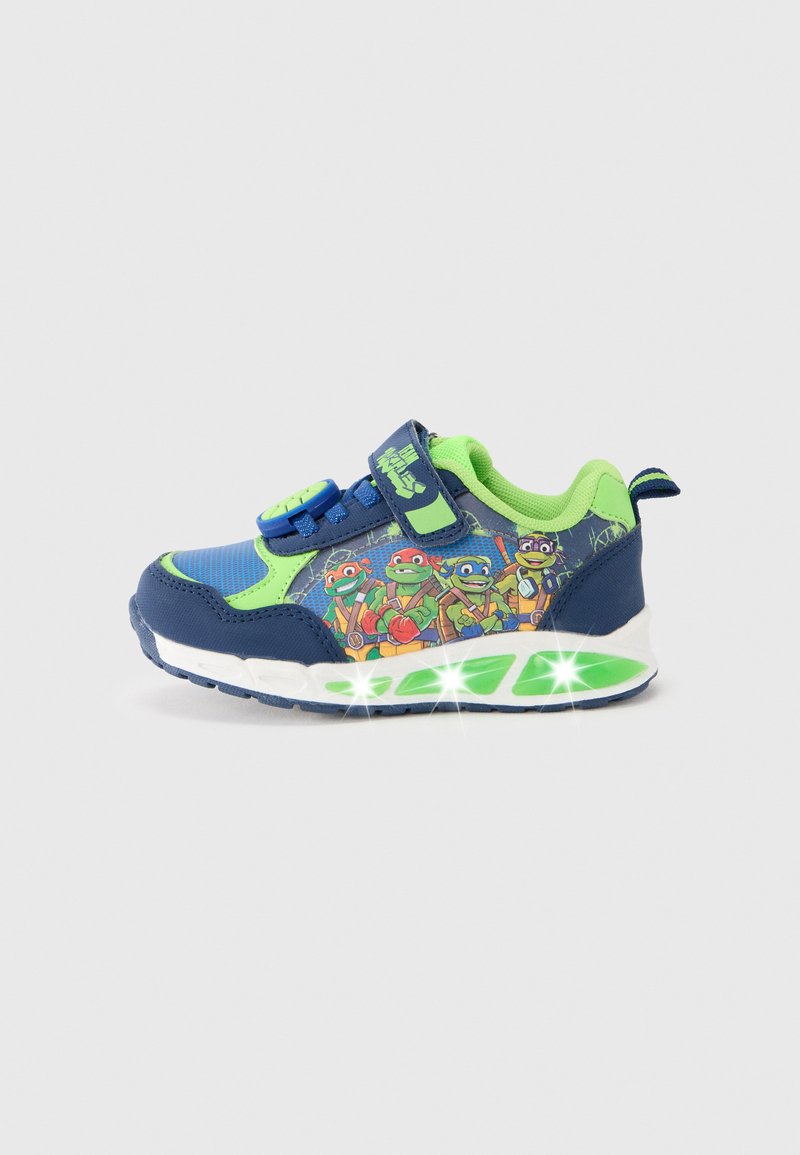 Blaue und grüne Sneaker mit Klettverschluss, seitlich mit einer Grafik von Cartoonfiguren und einer leuchtenden Sohle mit grünen Akzenten.