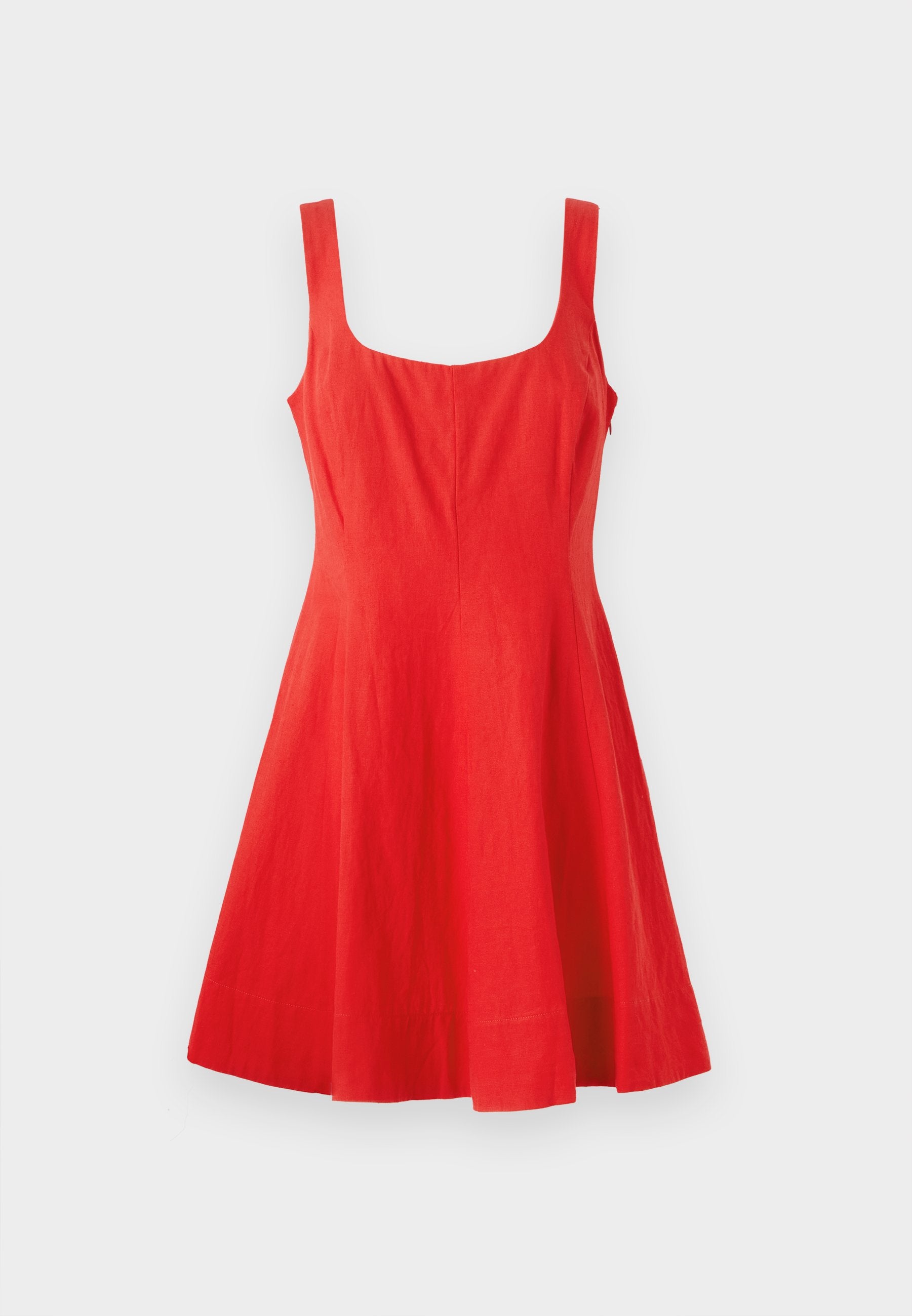 Rotes Leinen-Ärmelkleid mit quadratischem Ausschnitt, tailliertem Oberteil und ausgestellt Rock. Glatte Textur, minimalistisches Design und keine sichtbaren Details.