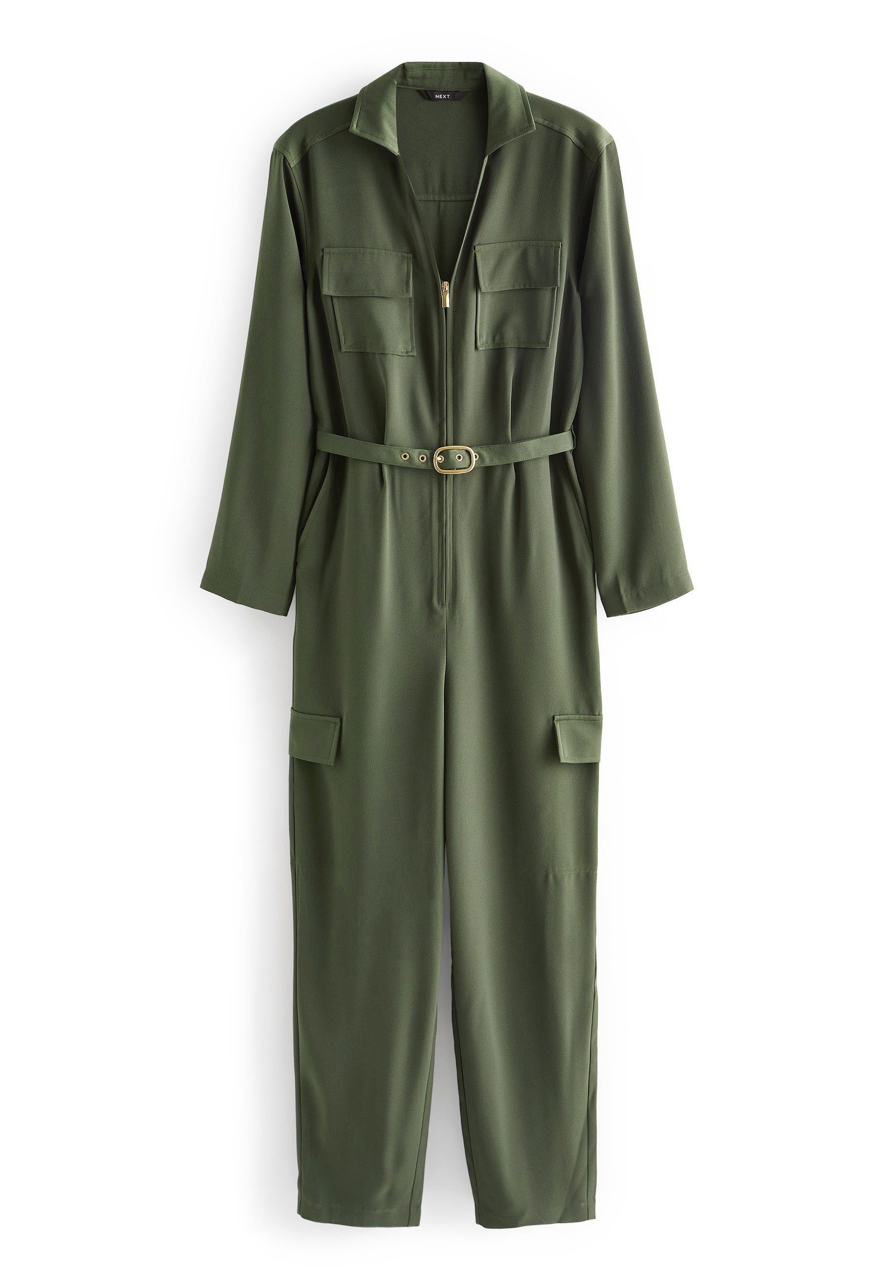 Olivgrüner Jumpsuit mit langen Ärmeln, zwei Brusttaschen, einem Reißverschluss vorne und einem passenden Stoffgürtel mit einer runden Schnalle.