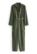 Olivgrüner Jumpsuit mit langen Ärmeln, zwei Brusttaschen, einem Reißverschluss vorne und einem passenden Stoffgürtel mit einer runden Schnalle.