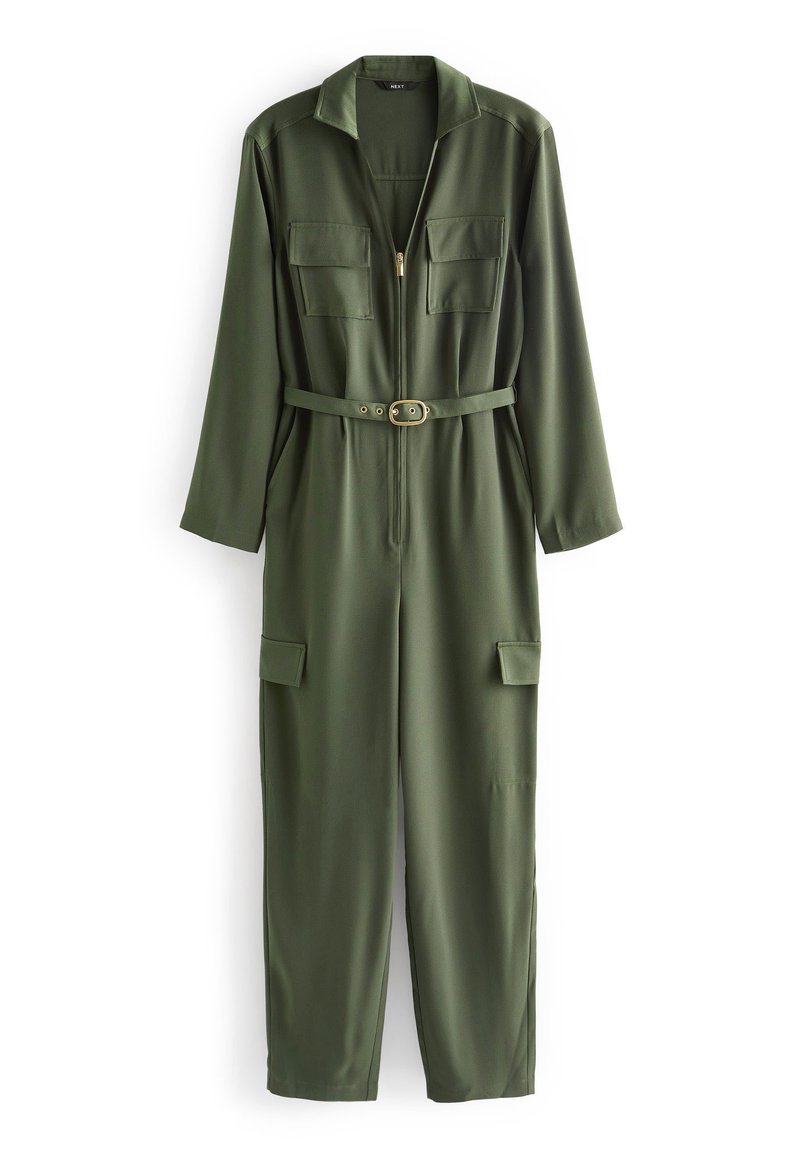 Olivgrüner Jumpsuit mit langen Ärmeln, zwei Brusttaschen, einem Reißverschluss vorne und einem passenden Stoffgürtel mit einer runden Schnalle.