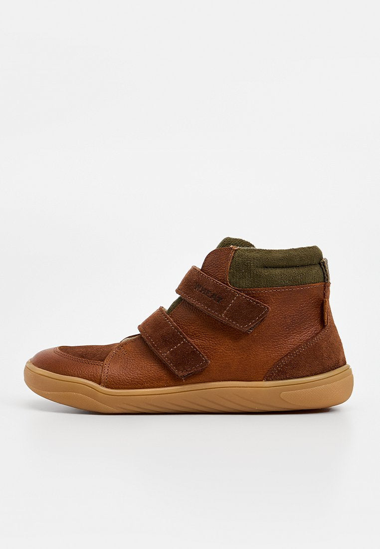Braune Leder-Stiefeletten mit zwei Klettverschlüssen, strukturiertem Obermaterial, gepolstertem Schaft und Gummisohle. Grüne Textilakzente am oberen Rand.