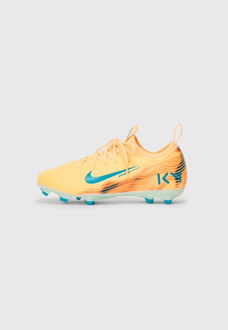 Gelbe Fußballschuhe mit einem türkisfarbenen Nike-Swoosh, strukturiertem Obermaterial und einem Farbverlauf-Design. Verfügt über sechs blaue Stollen für besseren Halt.