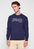 Marinefarbener Sweater mit rundem Halsausschnitt, langen Ärmeln und einem auffälligen weißen und roten "Schott N.Y.C" Logo auf der Vorderseite. Weicher, strukturierter Stoff.