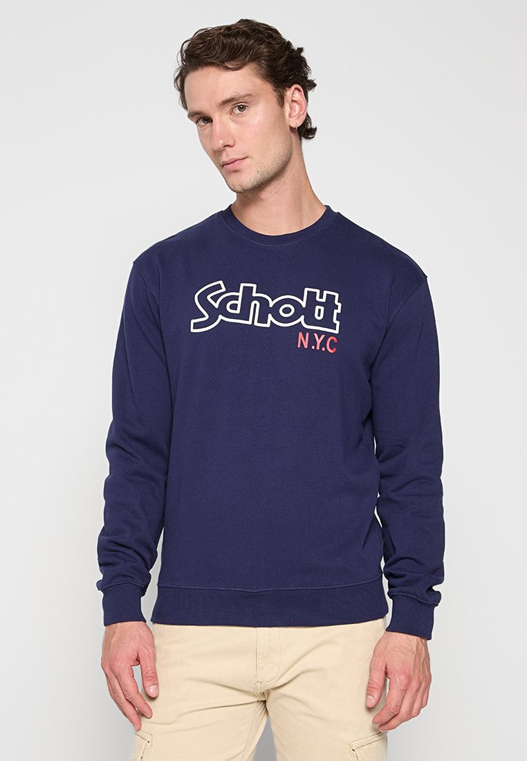 Marinefarbener Sweater mit rundem Halsausschnitt, langen Ärmeln und einem auffälligen weißen und roten "Schott N.Y.C" Logo auf der Vorderseite. Weicher, strukturierter Stoff.