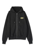 Schwarze Zip-Hoodie aus weichem Stoff, mit einer vorderen Kängurutasche, einer Kapuze mit Zugband und einem kleinen goldenen Etikett auf der linken Brust.