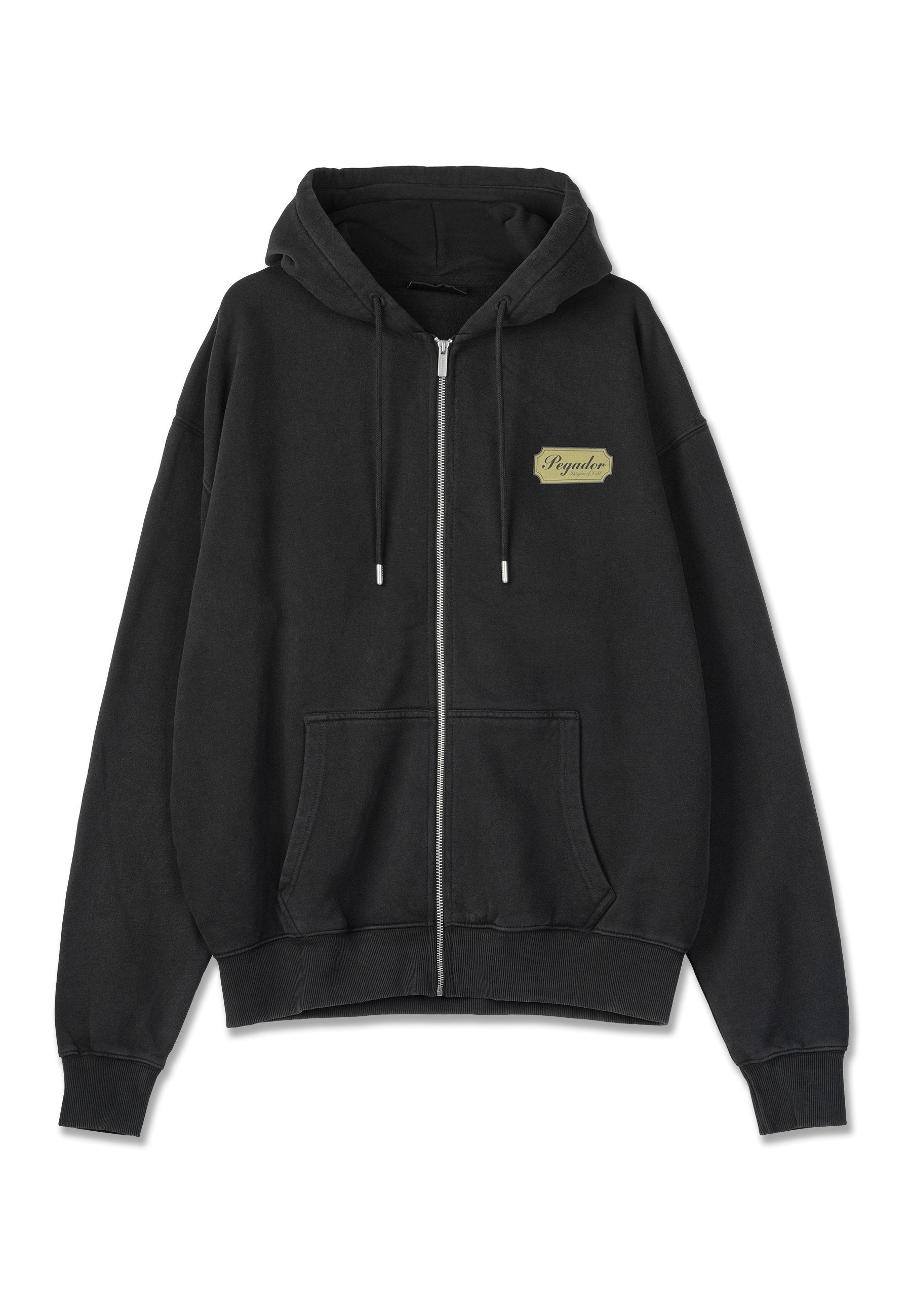 Schwarze Zip-Hoodie aus weichem Stoff, mit einer vorderen Kängurutasche, einer Kapuze mit Zugband und einem kleinen goldenen Etikett auf der linken Brust.