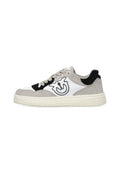 Graue Wildledersneaker mit weißen und schwarzen Akzenten. Zu den Merkmalen gehören ein strukturiertes Obermaterial, eine Schnürung und ein auffälliges Logo an der Seite.