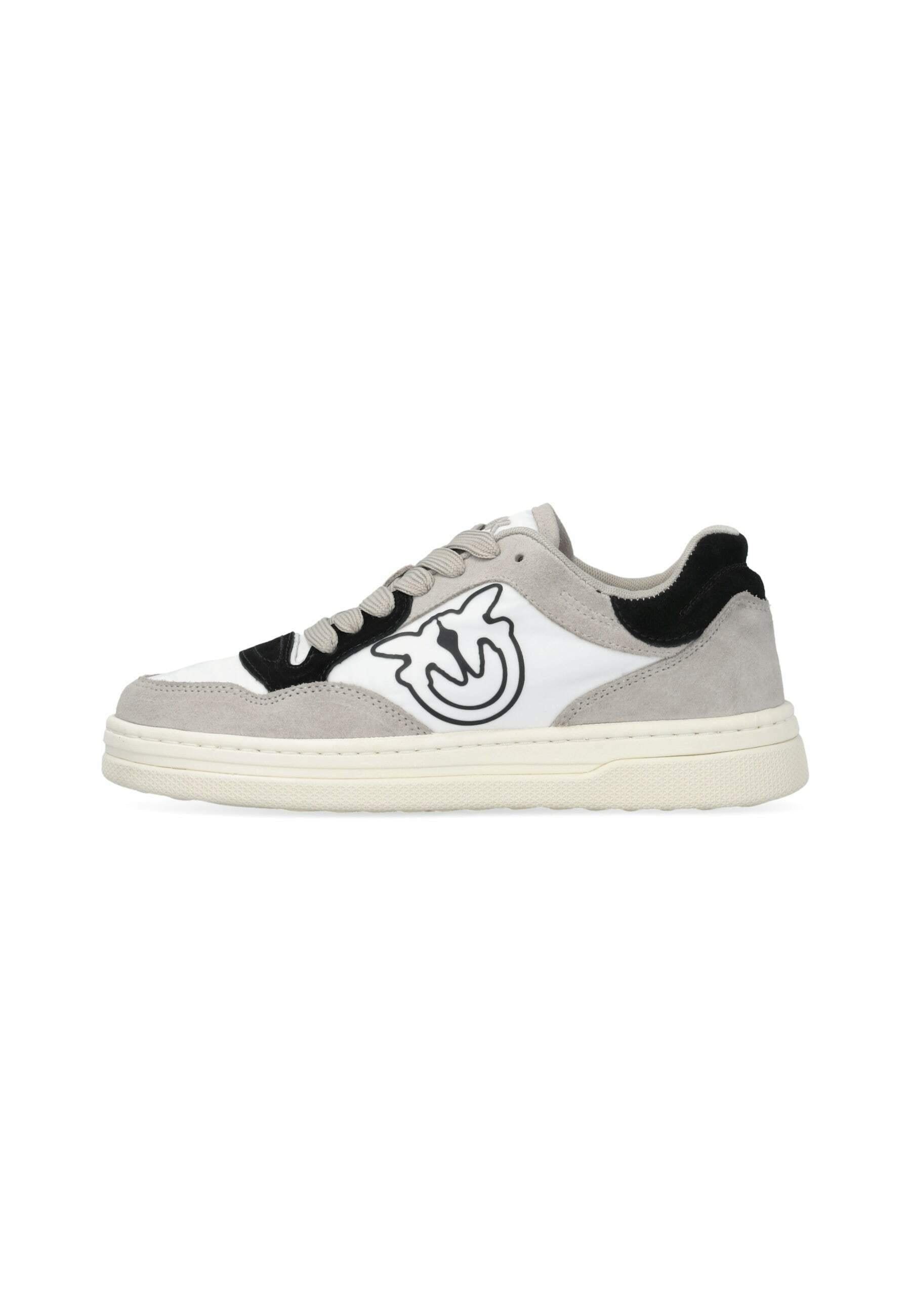 Graue Wildledersneaker mit weißen und schwarzen Akzenten. Zu den Merkmalen gehören ein strukturiertes Obermaterial, eine Schnürung und ein auffälliges Logo an der Seite.