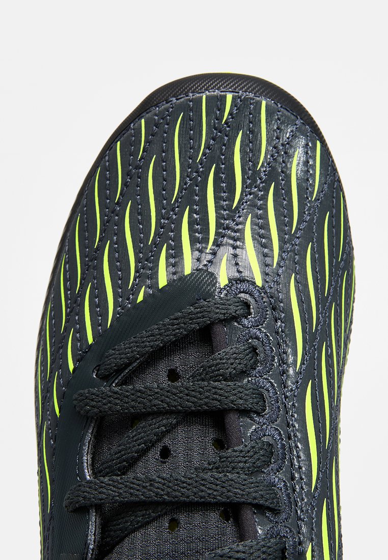Under Armour MAGNETICO SELECT 4