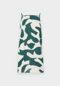 Trägerloses Kleid in Creme mit grünem, abstraktem Camouflage-Muster. Hat einen geraden Schnitt und ist aus leichtem Stoff.