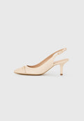 Beige Leder Slingback-Pumps mit spitzer Zehe, kleinem Absatz und goldfarbenem Akzentdetail auf dem Vorderblatt. Glatte Textur und minimalistisches Design.