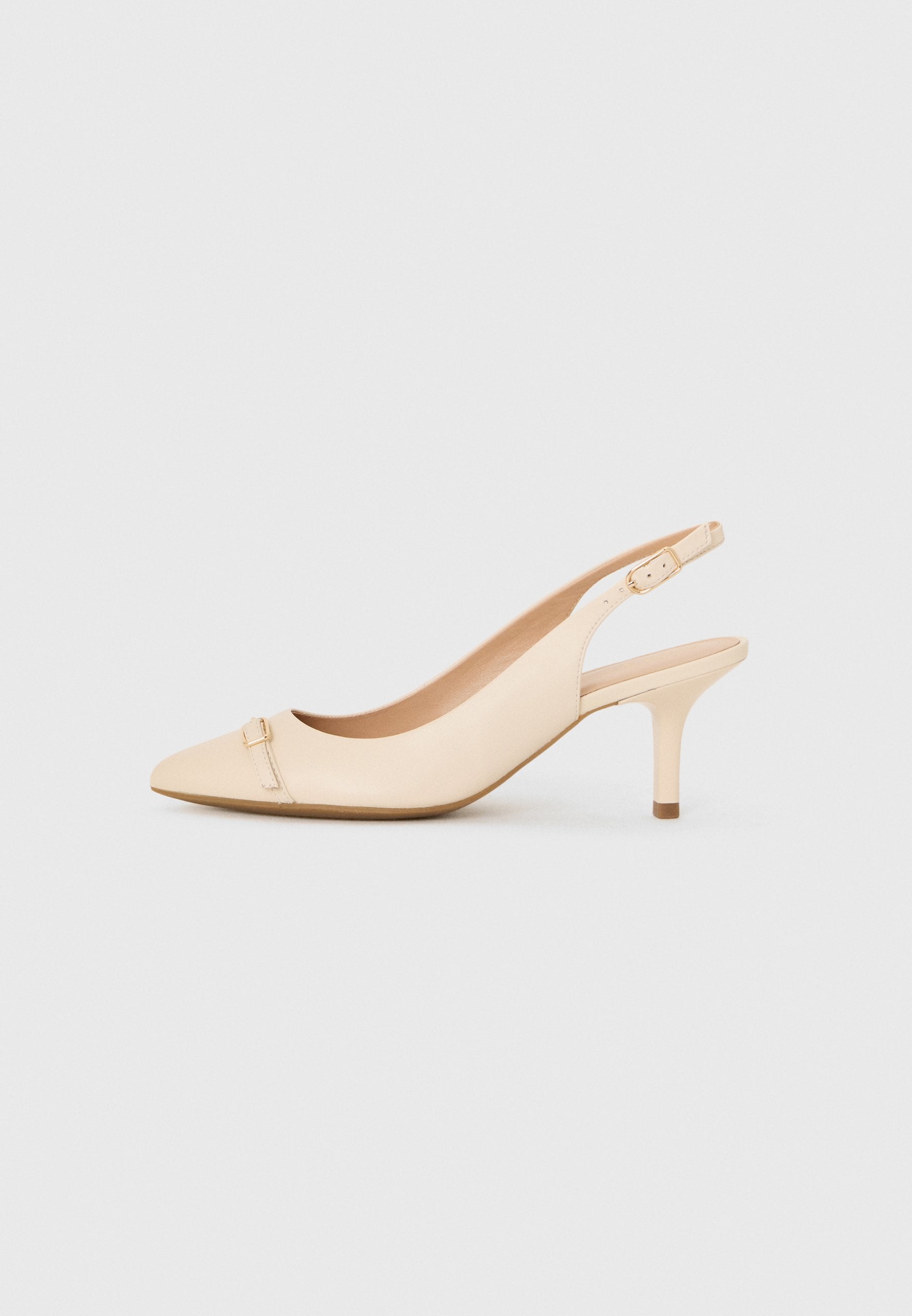 Beige Leder Slingback-Pumps mit spitzer Zehe, kleinem Absatz und goldfarbenem Akzentdetail auf dem Vorderblatt. Glatte Textur und minimalistisches Design.