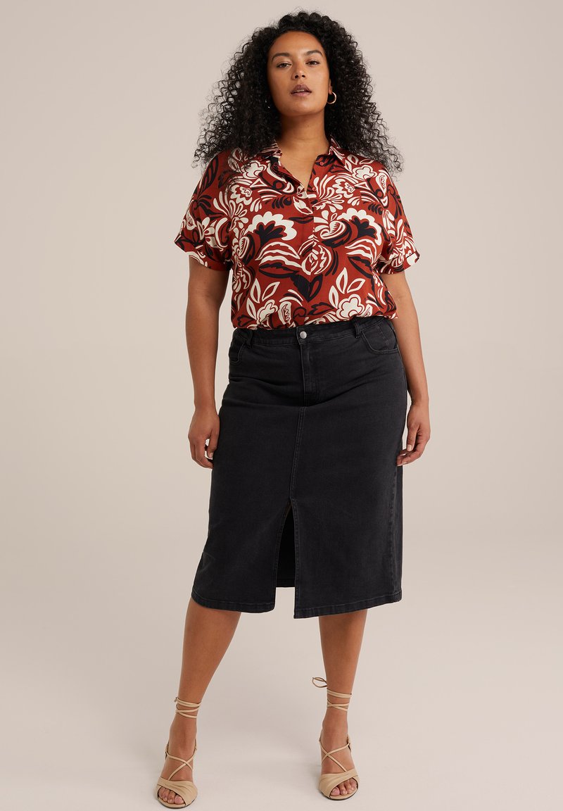 Rotes floral bedrucktes Kurzarmhemd mit weißen Akzenten, kombiniert mit einem schwarzen Jeans-Midirock mit Schlitz vorn und beigen Riemchenschuhen.