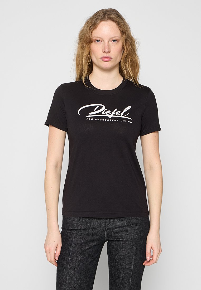 Schwarzes T-Shirt mit kurzen Ärmeln, ausgestattet mit weißem, kursivem "Diefel"-Schriftzug und darunter dem Text "FOR SUCCESSFUL LIVING". Aus Baumwolle gefertigt, mit klassischem Schnitt.