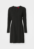 Schwarzes langärmeliges Kleid mit tiefem V-Ausschnitt, geraffter Taille und Knopfdetails an der Vorderseite. Hergestellt aus einem glatten Stoff.