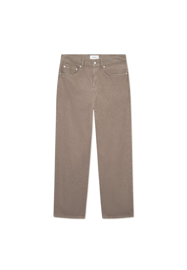 Braune gerade geschnittene Jeans mit fünf Taschen, metallischen Beschlägen und einer glatten Textur. Der Stoff hat ein dezentes, gleichmäßiges Muster.