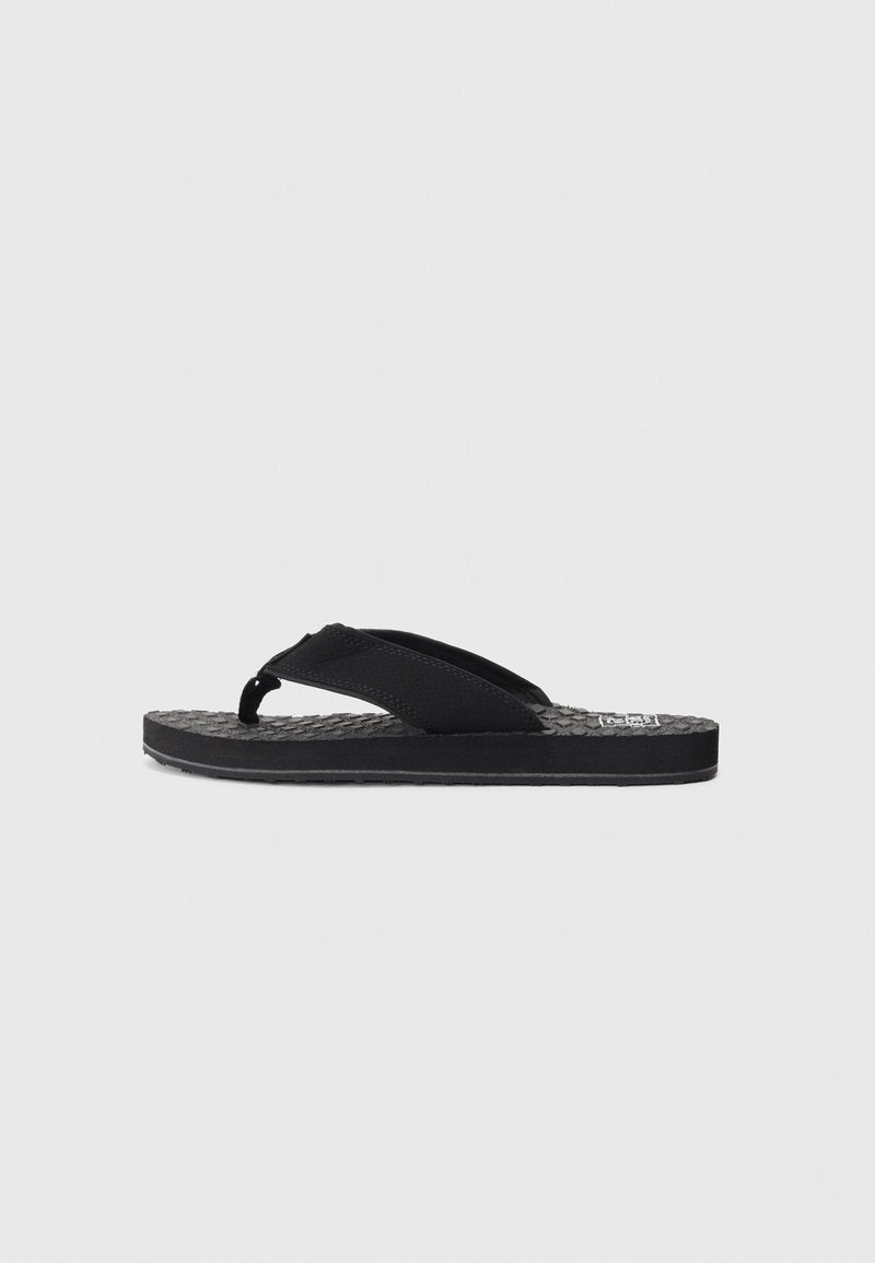 Schwarze Flip-Flop-Sandalen mit strukturiertem Fußbett und breitem Stoffzehenriemen, seitlich gegen einen schlichten hellen Hintergrund abgebildet.