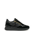 Schwarze Sneakers mit einer Mischung aus glänzenden und Wildleder-Texturen, einem gepolsterten Kragen, dicker Sohle und einem dekorativen goldenen Reißverschlussdetail an der Seite.