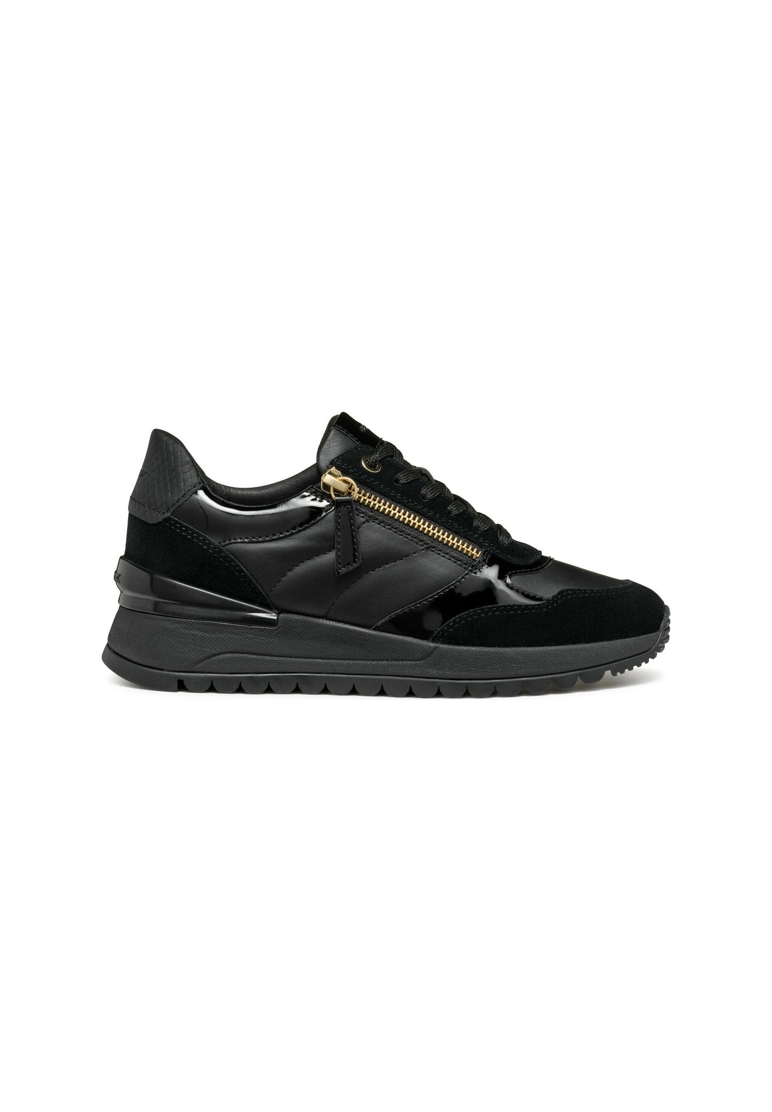 Schwarze Sneakers mit einer Mischung aus glänzenden und Wildleder-Texturen, einem gepolsterten Kragen, dicker Sohle und einem dekorativen goldenen Reißverschlussdetail an der Seite.