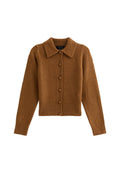 Braune Strickjacke mit Kragen, Knopfleiste, gerippten Bündchen und Saum, aus einem weichen wollähnlichen Material.