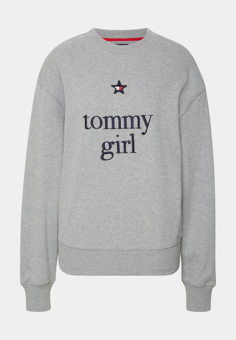 Grauer Sweatshirt mit gerippten Bündchen und Saum, mit "tommy girl" in Marineblau bestickt, einem Sternelement und rotem Kragenfutter.