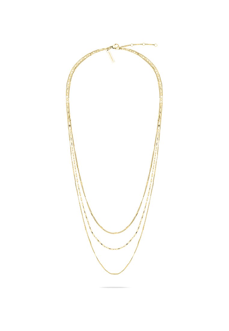 Goldfarbenes, mehrlagiges Halskettendesign mit drei unterschiedlich langen und strukturierten Kettensträngen, feinen Gliedern und einem schlichten Verschluss.
