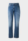 Helle blaue Jeans mit geradem Bein, das dezente Verwaschungen aufweist, fünf Taschen hat und einen Knopfverschluss am Bund besitzt.