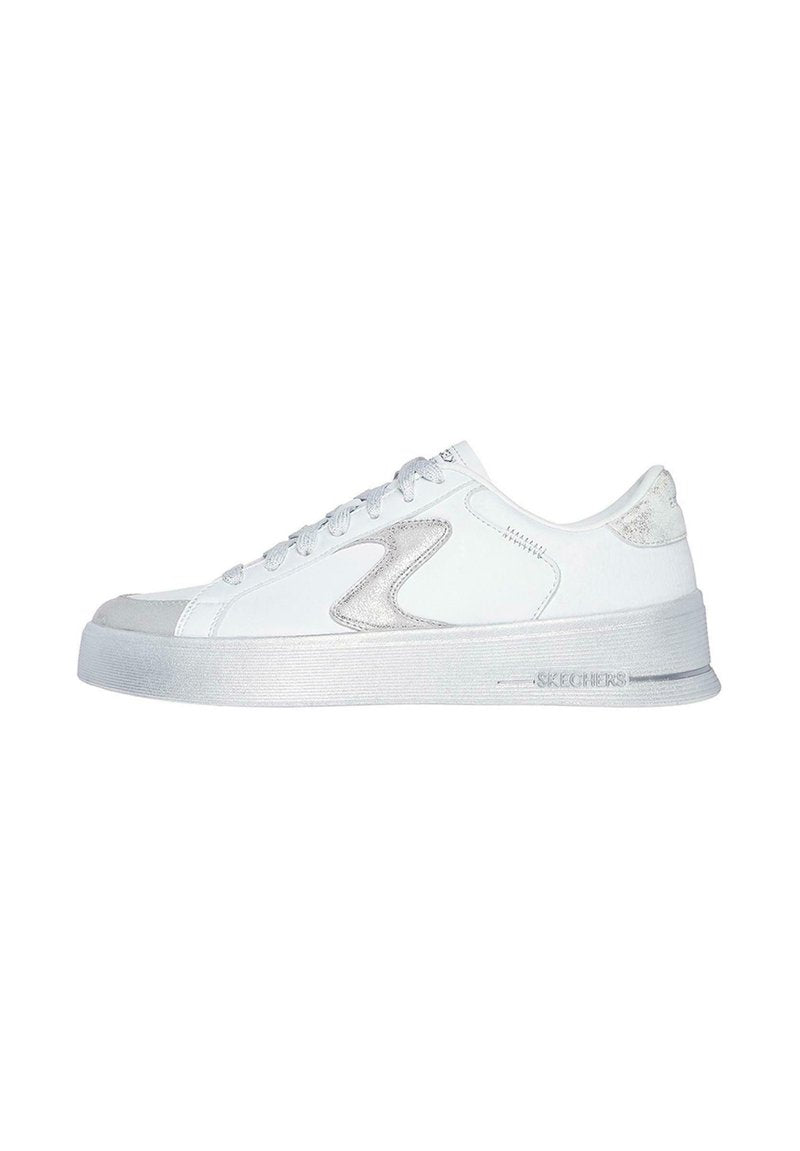 Weißer Sneaker mit einem Obermaterial aus glattem Leder, metallischen Akzenten und runder Zehenform. Verfügt über eine strukturierte Gummisohle und ein Schnürdesign.