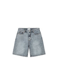 Jeansshorts in ausgewaschenem Hellblau. Verfügt über zwei Vordertaschen, einen Knopfverschluss und eine gerade, lockere Passform mit einem sauberen Saum.