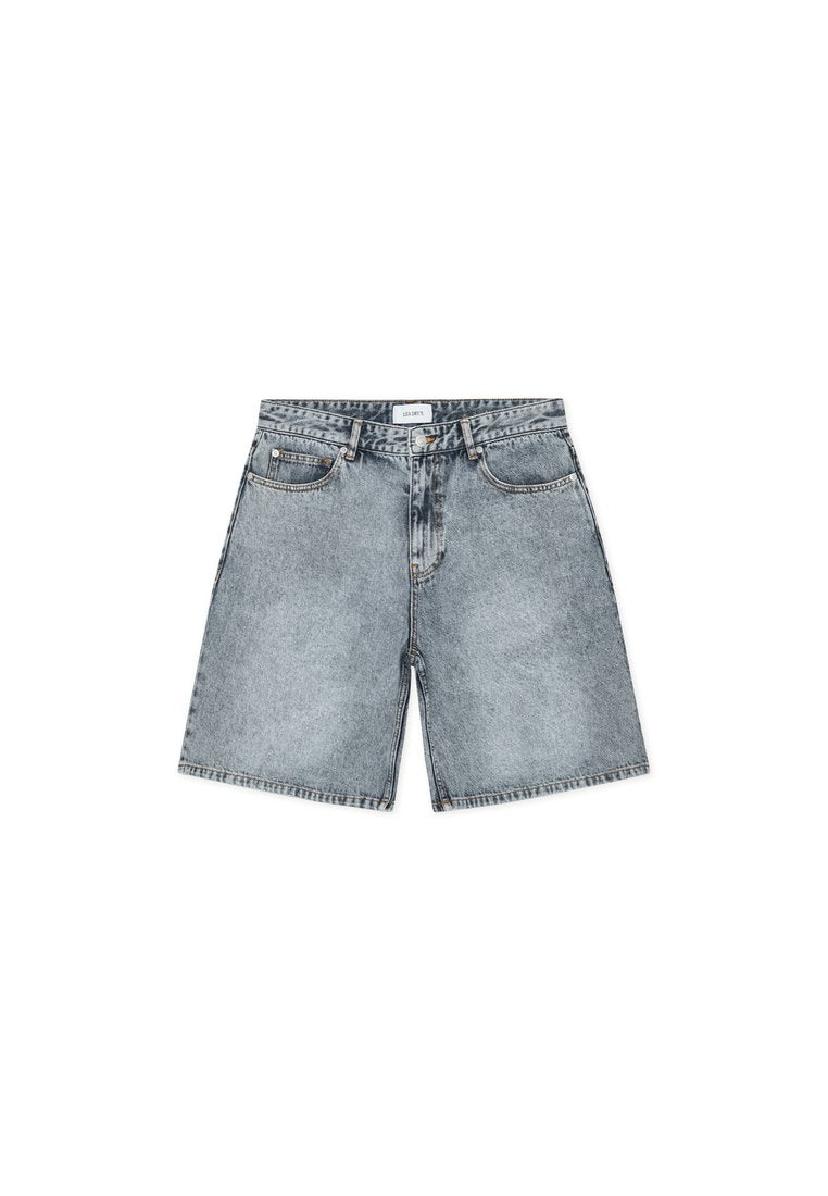Jeansshorts in ausgewaschenem Hellblau. Verfügt über zwei Vordertaschen, einen Knopfverschluss und eine gerade, lockere Passform mit einem sauberen Saum.