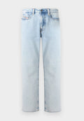 Hellblaue Jeans aus Denim mit geradem Bein, Fünf-Taschen-Design und sanften Verblassungen. Verfügt über einen Knopfverschluss und eine Schlaufe für einen Gürtel.