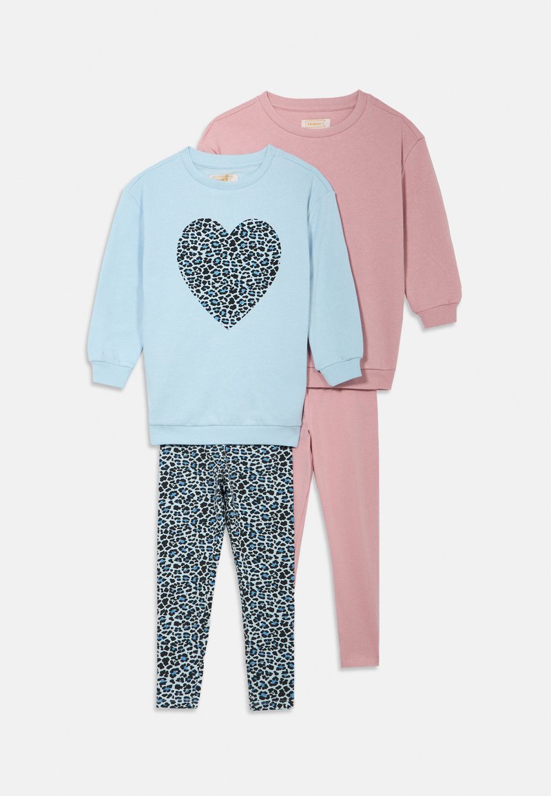 Dreiteiliges Kinderoutfit: ein blaues Sweatshirt mit einem schwarzen Leopardenherz-Print, ein rosa Langarmshirt und blaue Leggings mit Leopardenmuster.