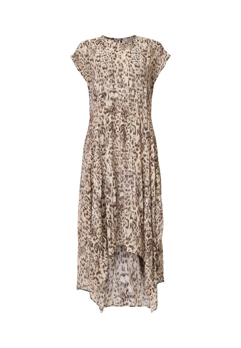 Braun-und-beige-farbenes Tierdruckkleid mit kurzen CapÄrmeln, asymmetrischem Saum, leichtem Stoff und dezenten Falten im Oberteil.