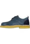 Blaue Leder Schuhe mit runder Zehenform, kontrastierendem dunkelblauen Absatz, gelber Gummisohle und dekorativen Nähten entlang der Kante.