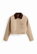 Beige Jacke mit braunem Cordkragen, mit zwei Fronttaschen und einem Reißverschluss. Enthält ein gesticktes Markenlogo auf der linken Tasche.