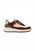 Braune und cremefarbene Sneaker mit einem Obermaterial aus Wildleder und Leder, gepolstertem Kragen, strukturiertem Zwischensohlenbereich und Gummisohle mit Grip-Stiften.