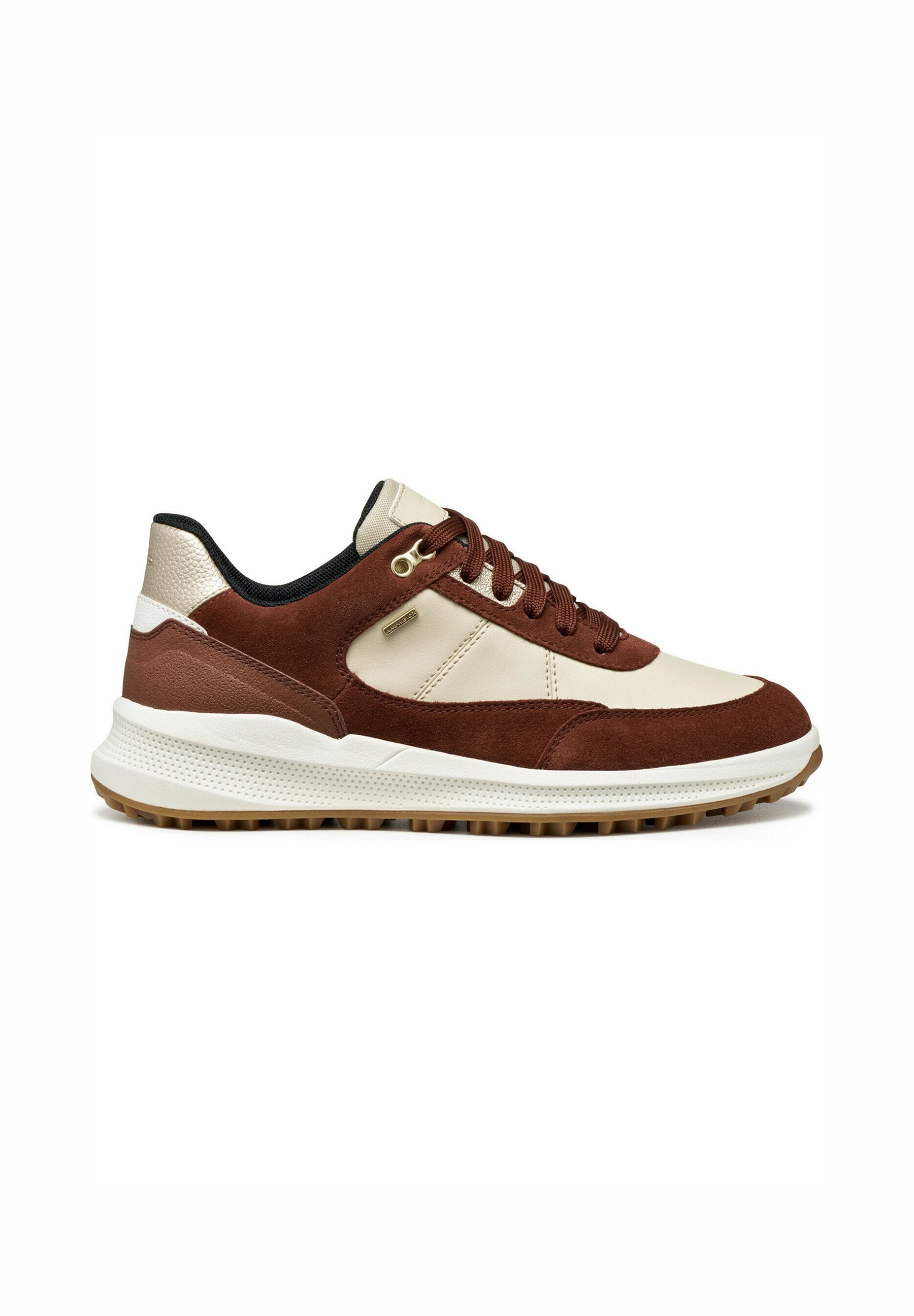 Braune und cremefarbene Sneaker mit einem Obermaterial aus Wildleder und Leder, gepolstertem Kragen, strukturiertem Zwischensohlenbereich und Gummisohle mit Grip-Stiften.
