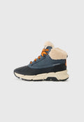 Hochschnittige Sneakers mit einem oberen Teil in Marineblau, schwarzer Gummisohle, orangefarbenen Schnürsenkeln und einem Kragen aus Kunstfell. Mit Geox-Branding an der Seite.