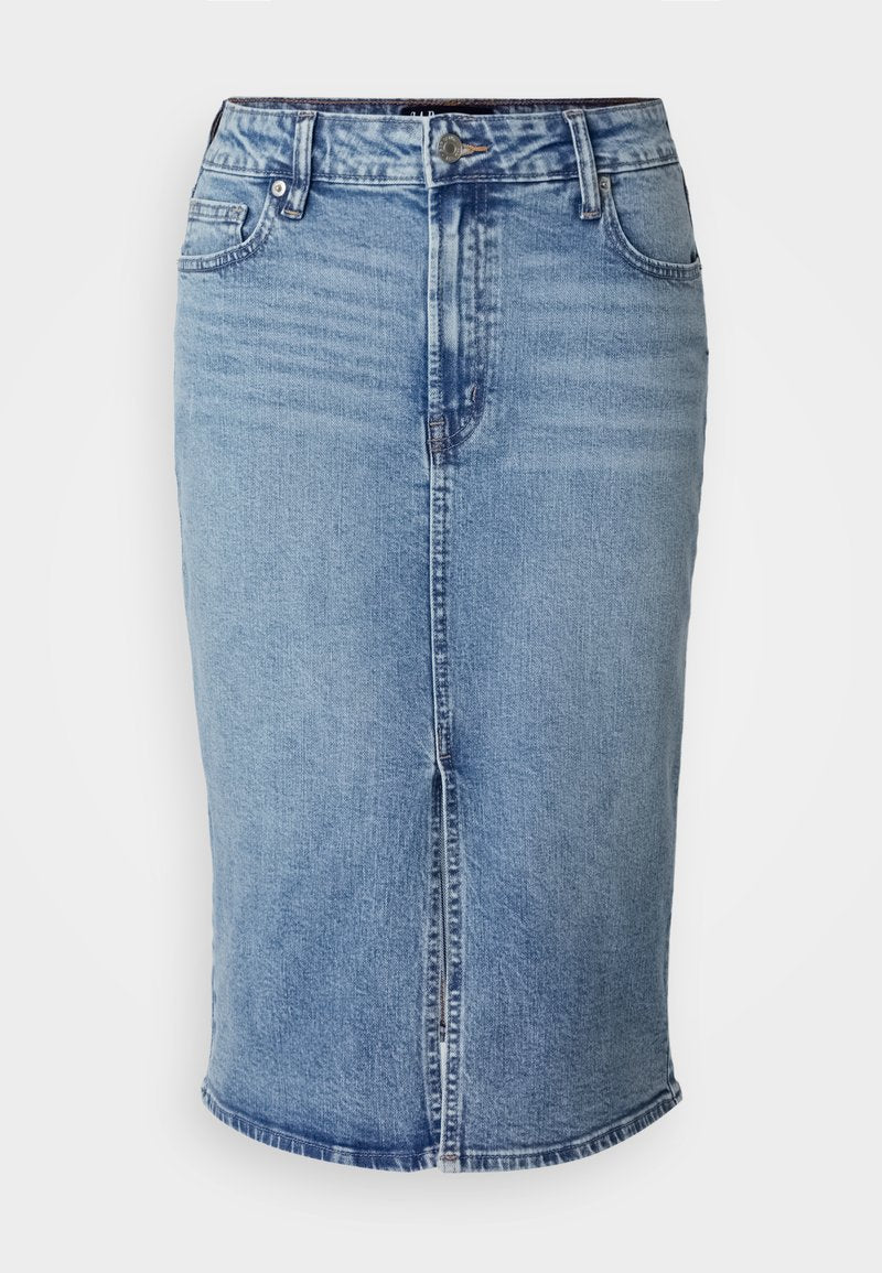 Hellblauer Denim-Bleistiftrock mit einem Schlitz vorne, fünf Taschen und einem Knopfverschluss an der Taille. Reguläre Länge, glatte Textur.