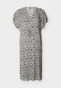 Schwarz-weiß gemustertes knielanges Kleid mit kurzen Ärmeln und einem angesammelten Taillengürtel auf einem einfarbigen Hintergrund.