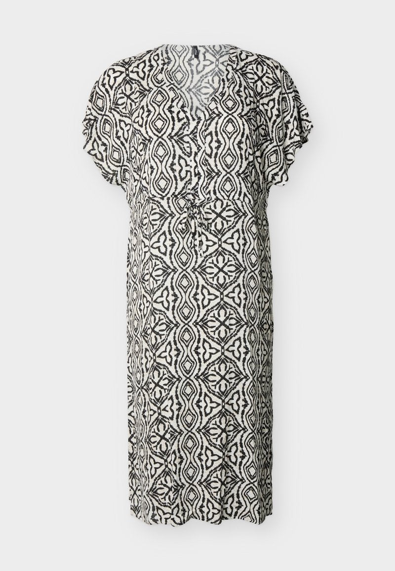 Schwarz-weiß gemustertes knielanges Kleid mit kurzen Ärmeln und einem angesammelten Taillengürtel auf einem einfarbigen Hintergrund.
