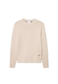 Beige gestrickter Pullover mit Rundhalsausschnitt, gerippten Bündchen und Saum, mit dezenter Logo-Stickerei am unteren linken Rand. Weiche Textur.