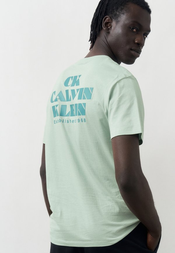 Calvin Klein Jeans RESORT GRAPHIC TEE - Print T-shirt - pale meadow
