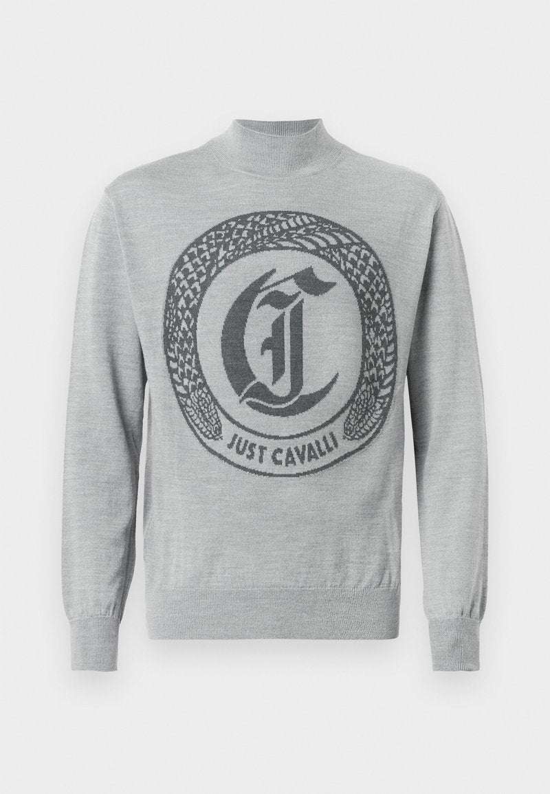 Grauer Pullover mit hohem Kragen, versehen mit einem dunkelgrauen Logodesign und Schlangenmuster auf der Vorderseite. Weicher Strickstoff.