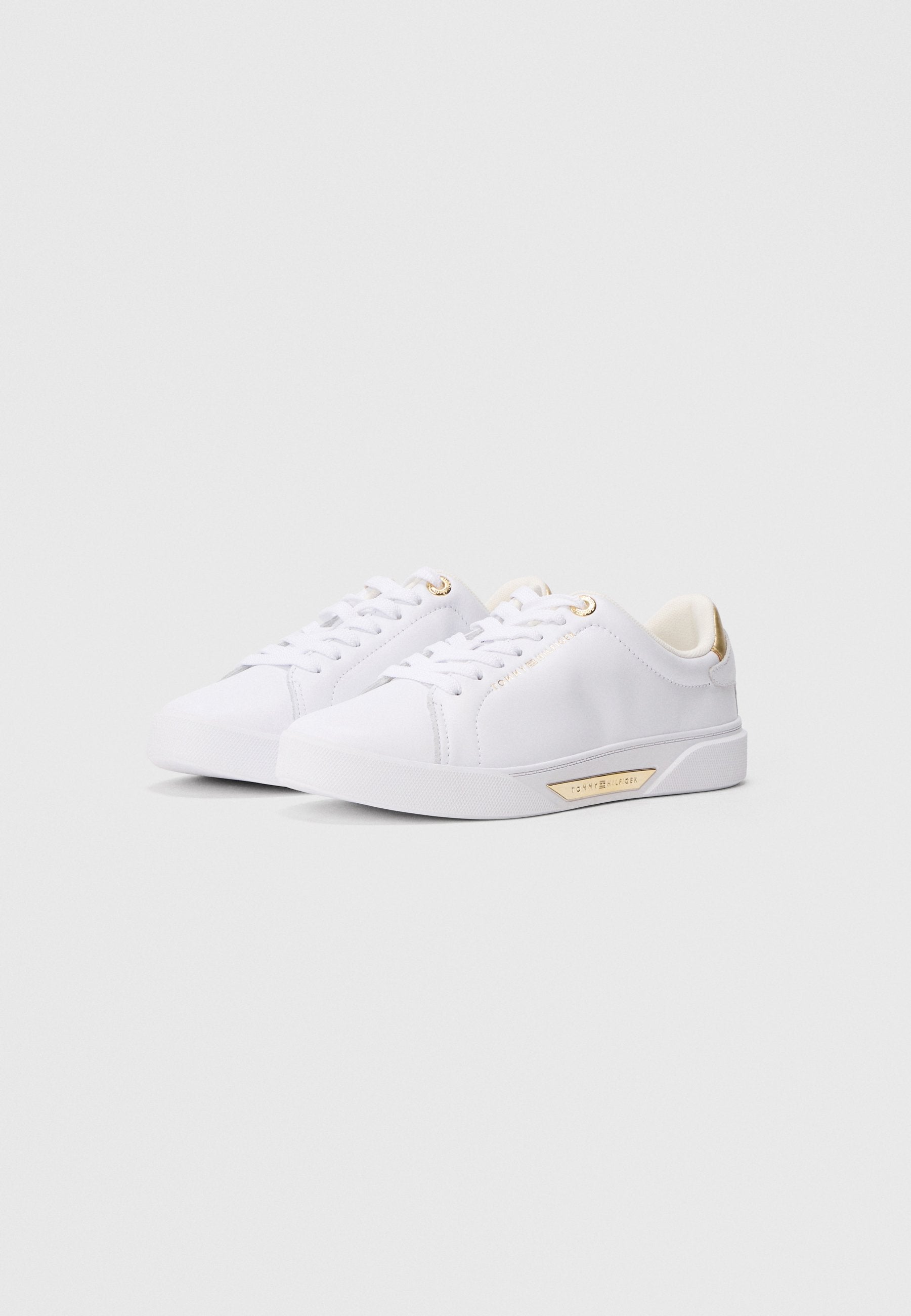 LEATHER LOGO PLAQUE COURT TRAINERS Media 2