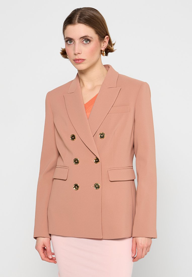 Doppelt knöpfbarer Blazer aus weichem pinken Stoff, mit goldfarbigen Knöpfen, Reverskragen und zwei vorderen Taschen in taillierter Passform.