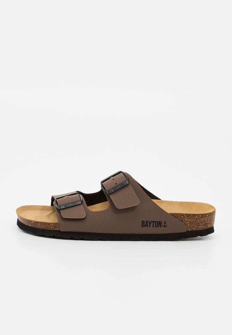 Brauner Sandale mit offenen Zehen, zwei verstellbaren Riemen, Korkfußbett, schwarzer Sohle und "Bayton"-Logo an der Seite.